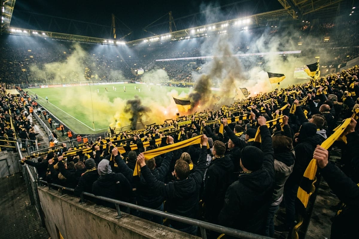 Une tribune de supporters.